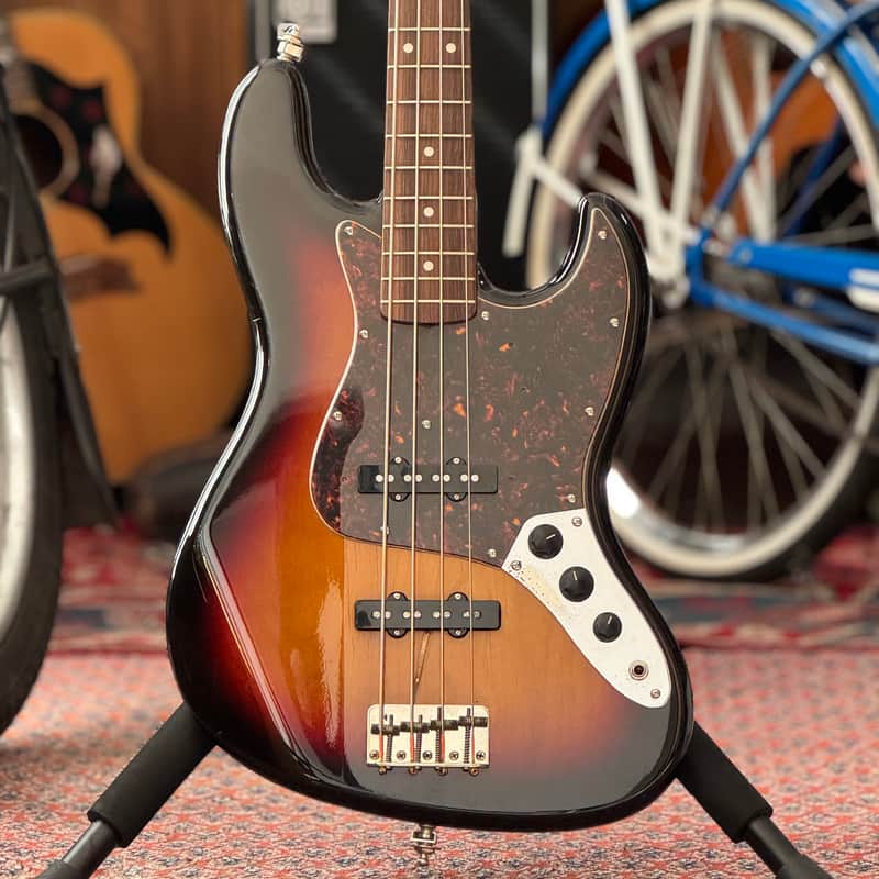 Fender Jazz Bass JB62-75US — dwa przetworniki single-coil i korpus sunburst