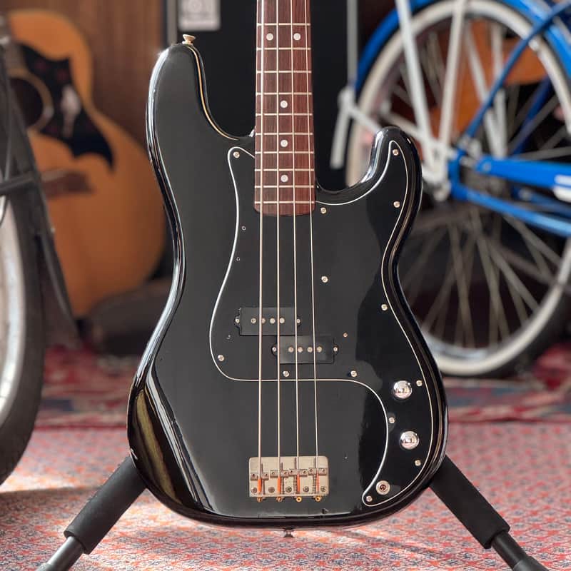 Tokai Hard Puncher PB45 — czarny bas typu Precision z przetwornikiem split-coil